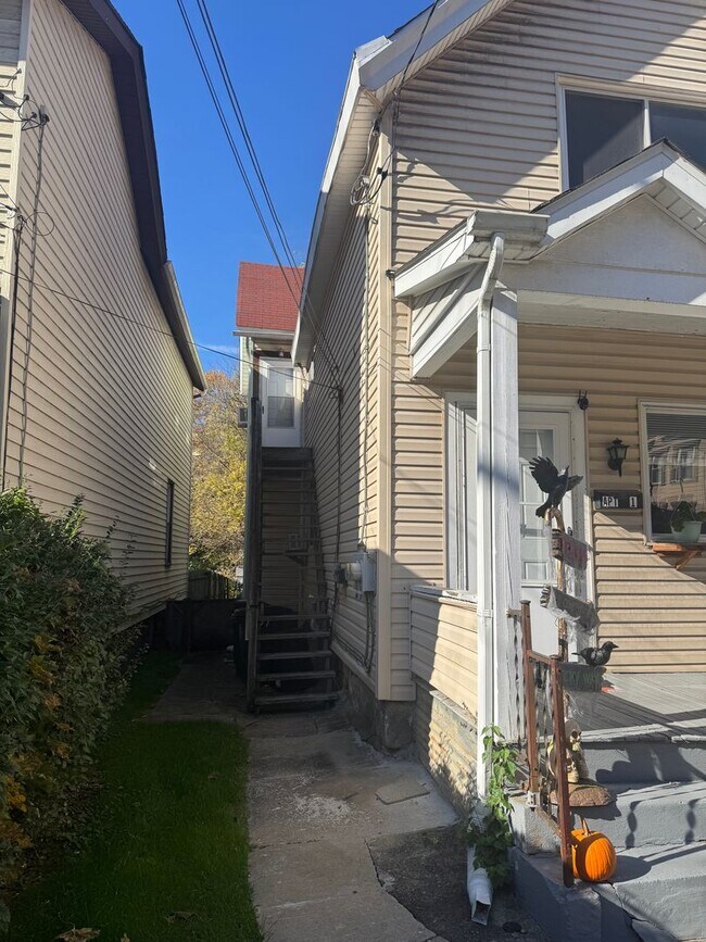 Foto del edificio - 207 Railroad Ave