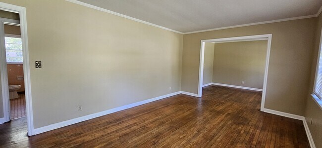 Building Photo - 2004 Roebuck St