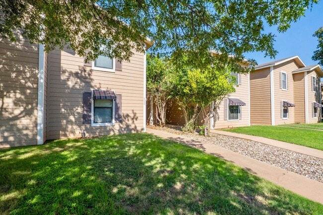 Foto del edificio - Fully Remodeled Townhome with Loft and Pri...
