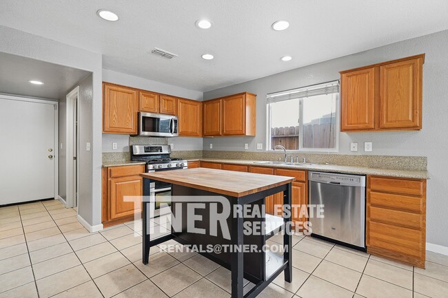 Building Photo - Stunning 3 Bedroom Mather Home