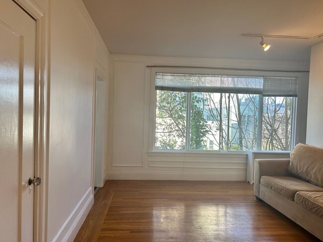 Photo - Russian Hill Large Studio Condo!