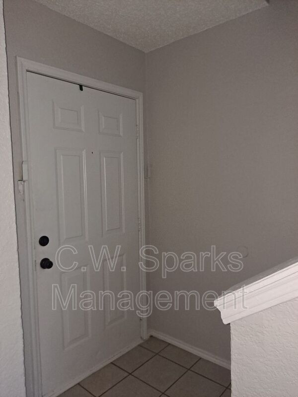 Building Photo - 6866 S Creek Dr