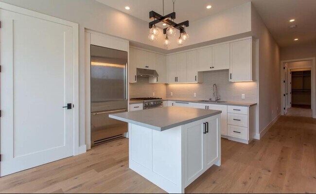 Building Photo - 761 University Dr