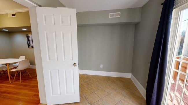 Building Photo - Full room in 5-bed/2.5-bath Home