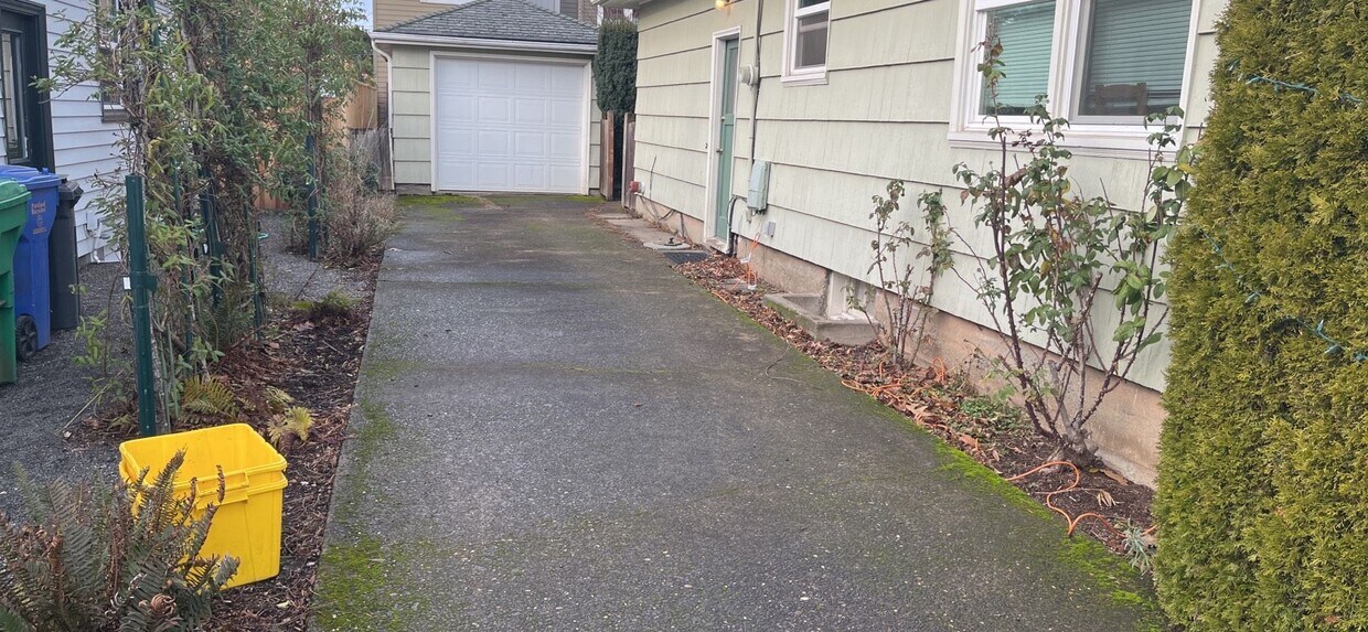 Building Photo - 2004sq ft 2x1 home in SE Portland!