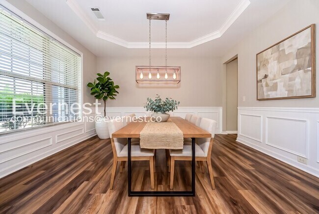 Foto del edificio - Limited Time Special Offer / 5 Bed, 3 Bath Home with Fenced Yard & Garage / Pet-Friendly / Vouche...