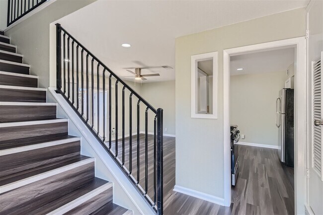 Building Photo - 2808 Skyway Cir
