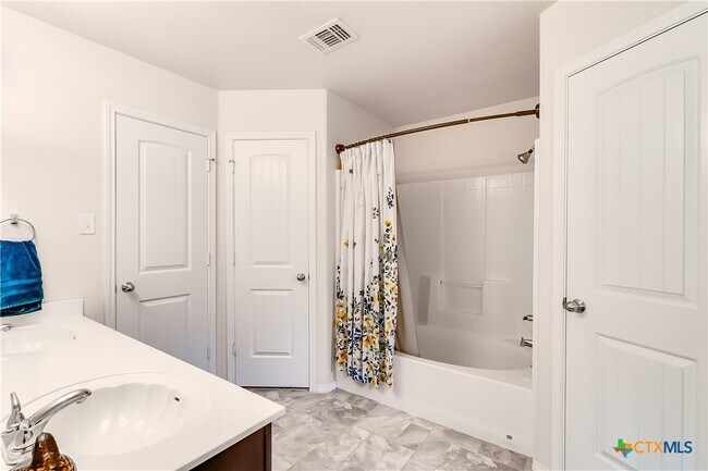 Foto del edificio - 5102 Screaming Eagle Cir