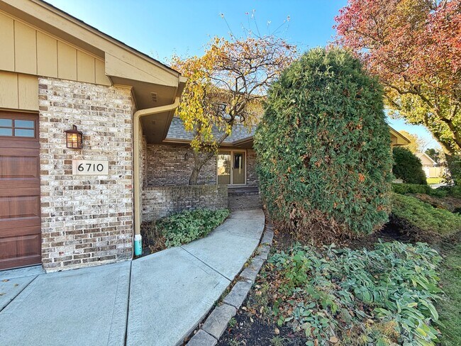 Foto del edificio - 6710 Wedgewood Ln