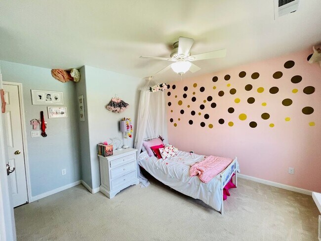Building Photo - 5 Br 3.5 Ba with pool available soon