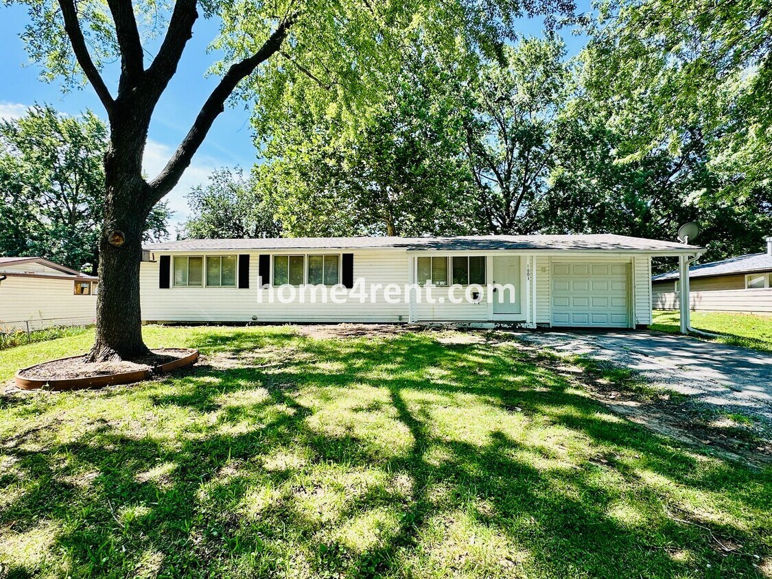 Primary Photo - Cozy Ranch Style Home w/ Wood Floors and P...