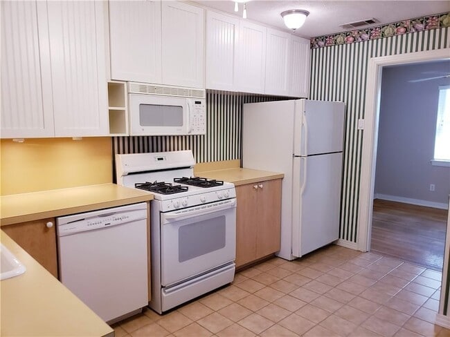 Building Photo - 585 Classen Dr