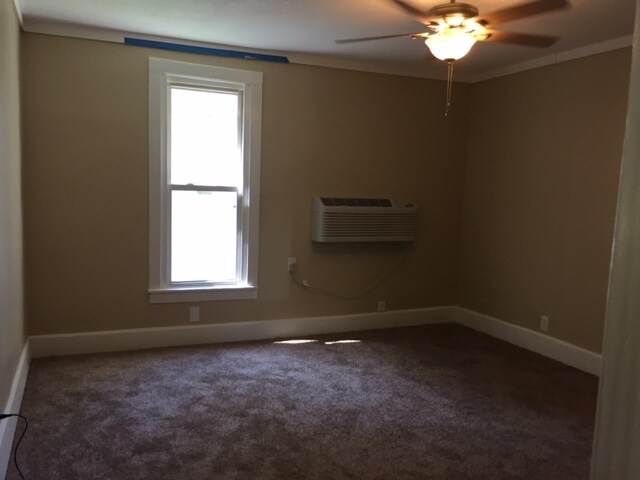 Building Photo - 926 N Oak St