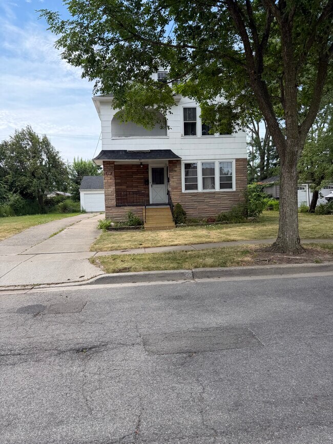 Foto del edificio - 210 W Hazeltine Ave
