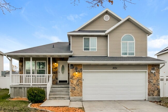 Building Photo - 1831 W Quarter Horse Ave