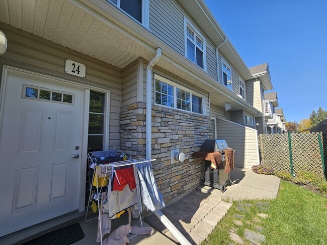 Photo du bâtiment - 1179 Summerside Dr SW