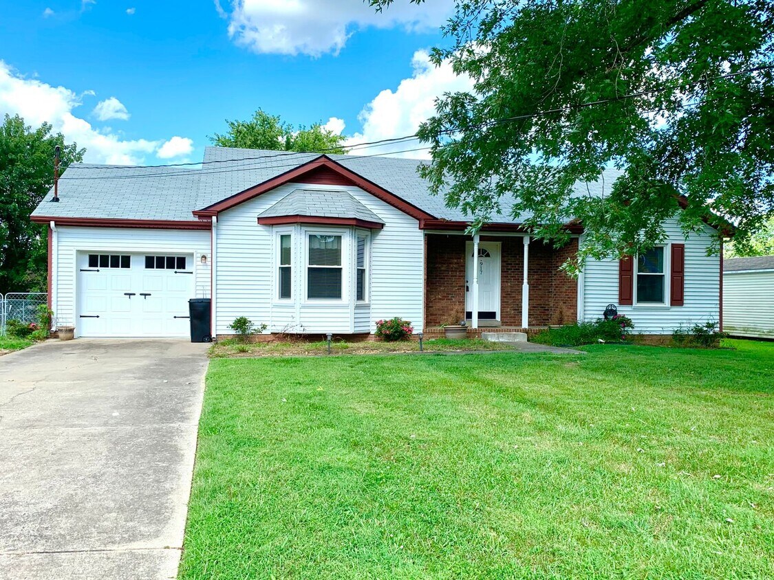 Primary Photo - 917 Arrow Cir
