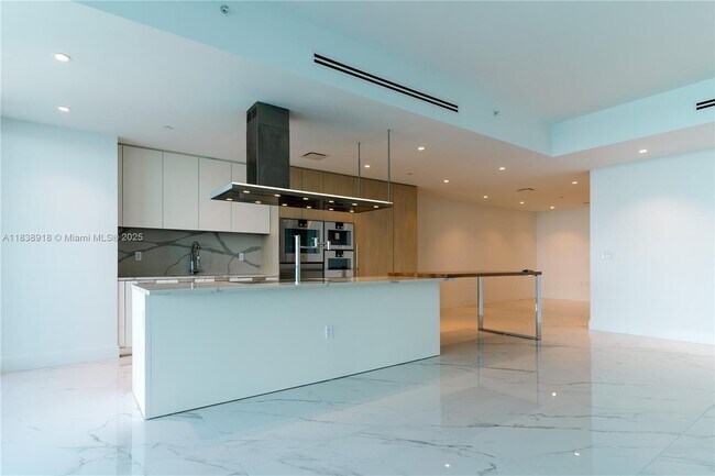 Building Photo - 15701 Collins Ave