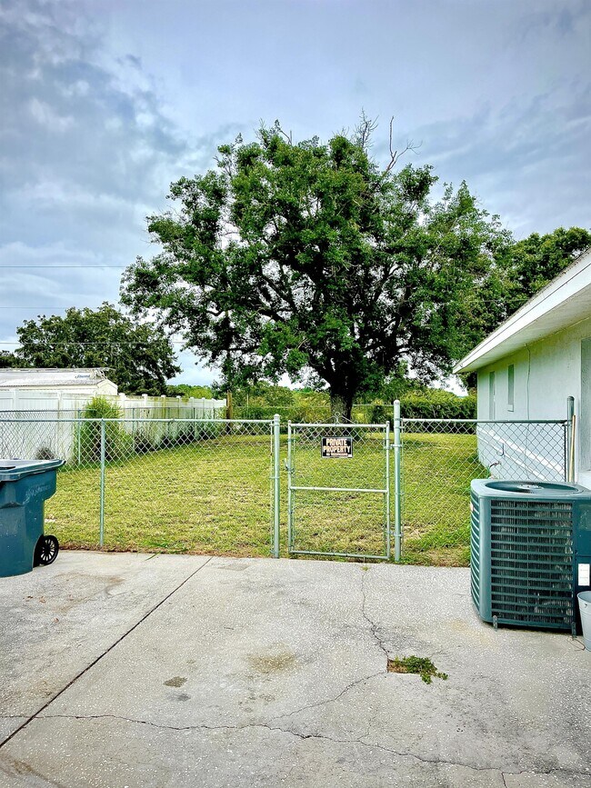 Foto del edificio - 257 White Cliff Blvd