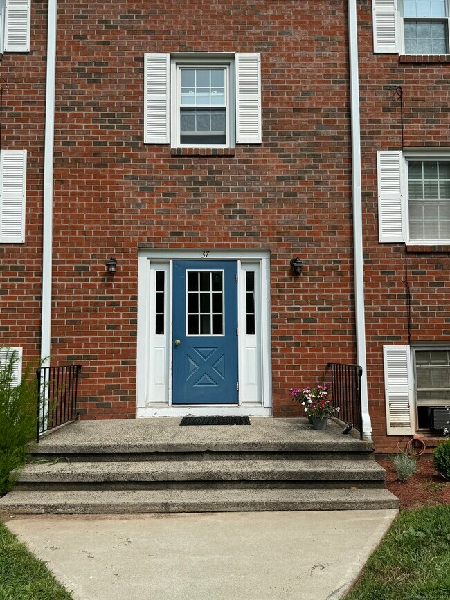 Building Photo - 37 Briarwood Ln