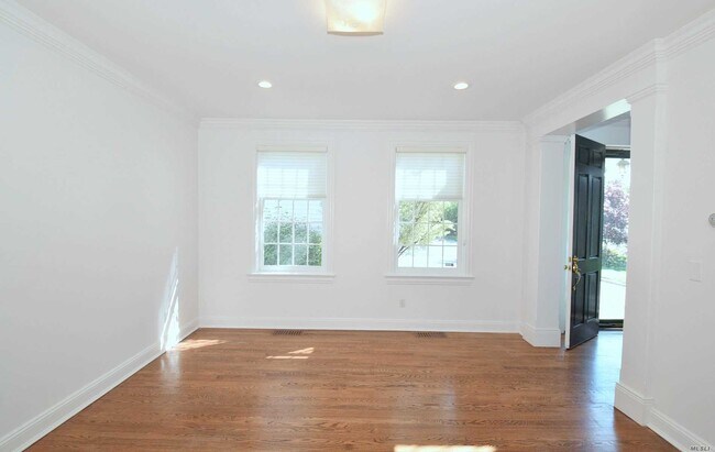 Building Photo - 16 Meadow Ln