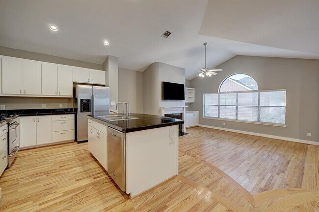Foto del edificio - 9805 Riddlelink Ln