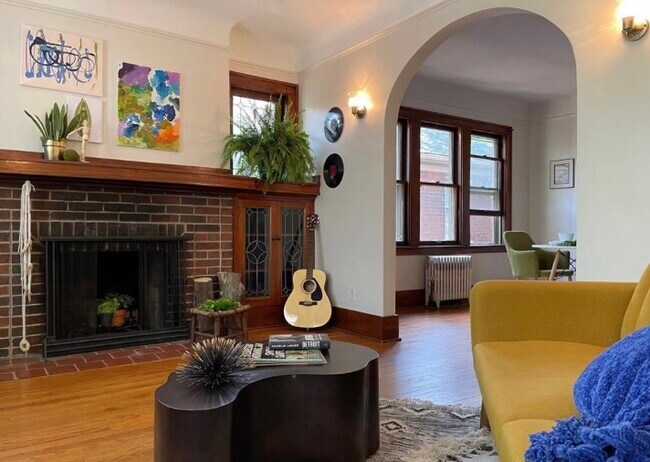 Living Room - 843 Nottingham Rd