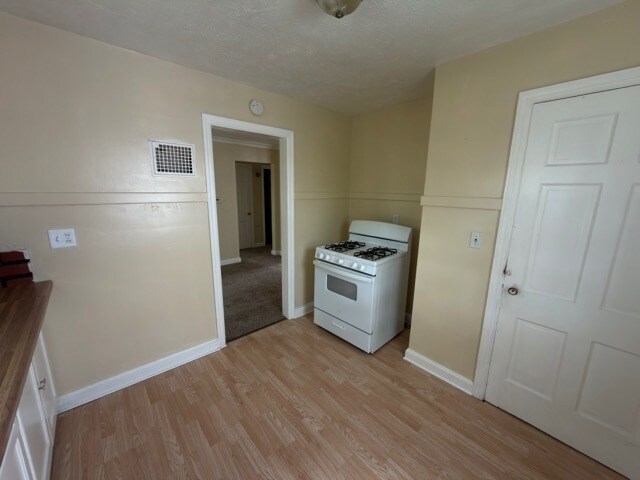 Foto del edificio - 2411 N Dechman Ave
