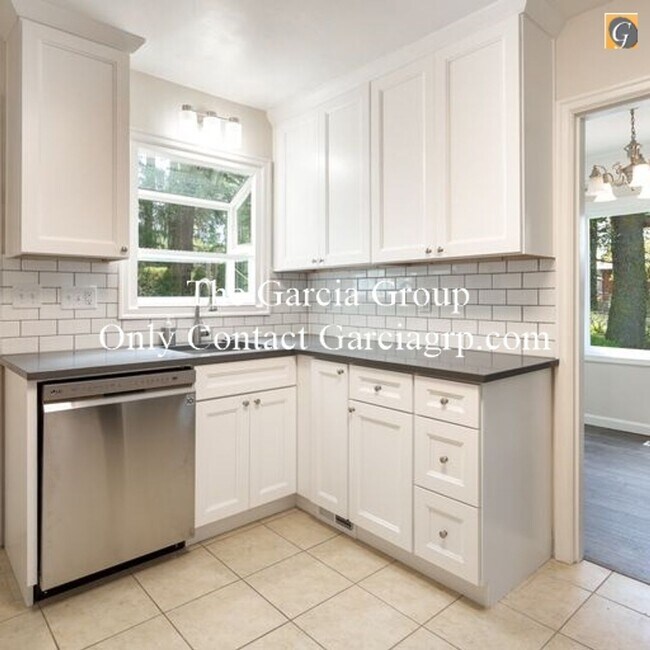 Building Photo - Cozy and roomy 4 Bedroom, 2 Bath Cape Cod ...