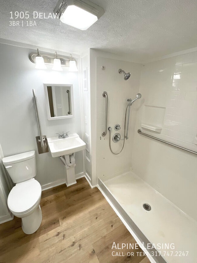 Building Photo - 1905 Delaware St