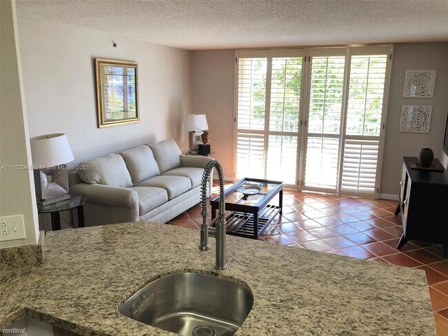 Building Photo - 1 br, 1 bath Condo - 19901 E Country Club Dr
