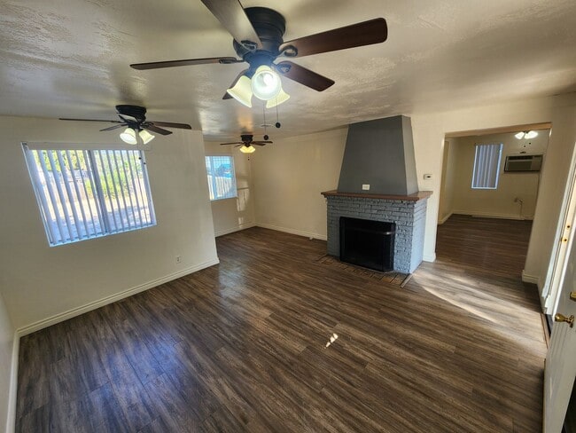 Foto del edificio - El Cajon: 1 Bedroom Cottage with HUGE Yard...