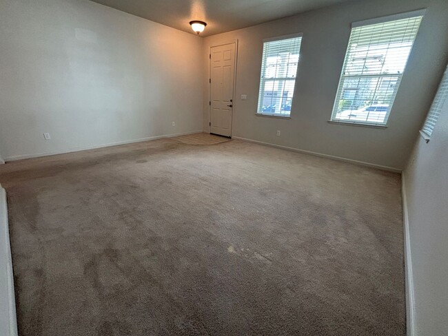Building Photo - Spacious 5 Bed, 3 Bath home in Gated Commu...