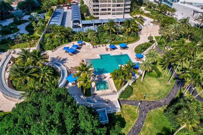 Foto del edificio - 3 Grove Isle Dr