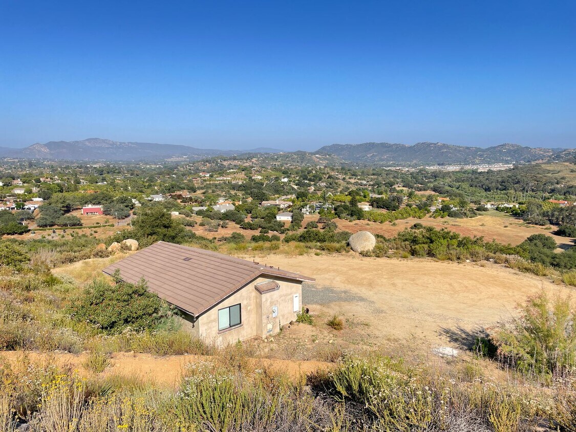 Primary Photo - 1 Bed 1 Bath, 864 sqft, Valley Center Cottage