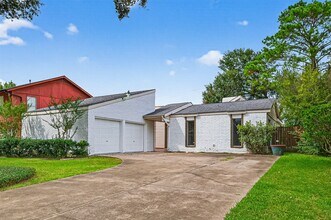 Building Photo - 2042 Hilton Head Dr