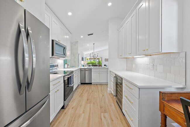 Building Photo - 15 Commodore Pl