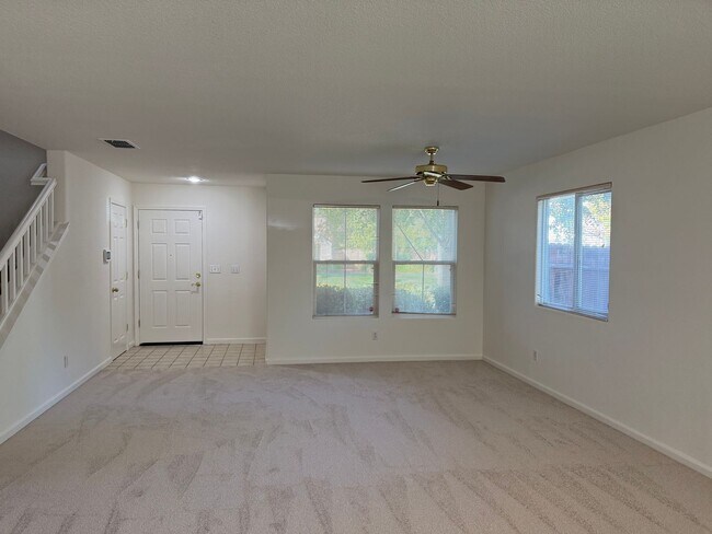 Foto del edificio - LARGE CORNER LOT 2 STORY 4 BED HOME IN MATHER