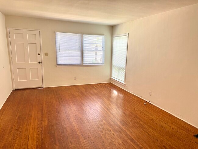 Living Room - 1037 Ocean Park Blvd