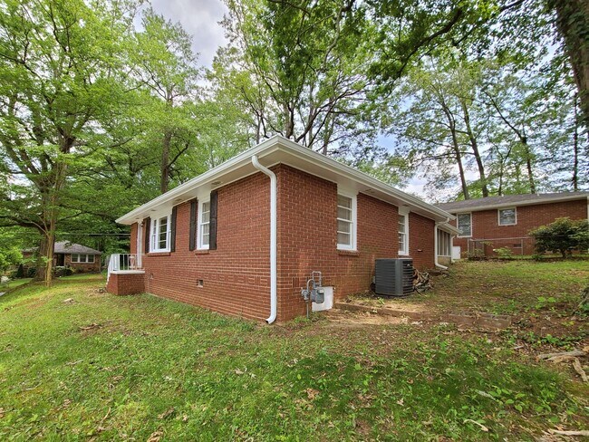 Building Photo - Cutest Bungalow in the Heart of Hapeville 3 bed/2 bath