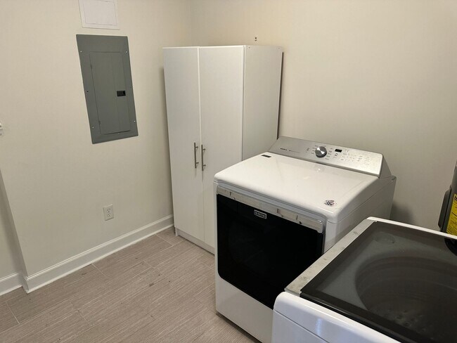 Building Photo - Beautiful 3 Bedroom Home in Windsor Park!