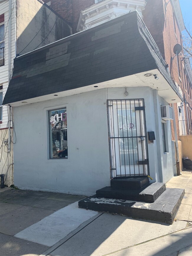 Building Photo - 5748 Chestnut St