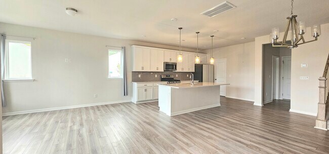 Sala de estar, comedor y cocina - 904 Kinsey Aly