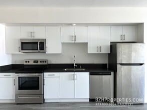 Building Photo - 704 N Alvarado St