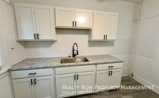 Foto del edificio - 2201 Oakdale Rd