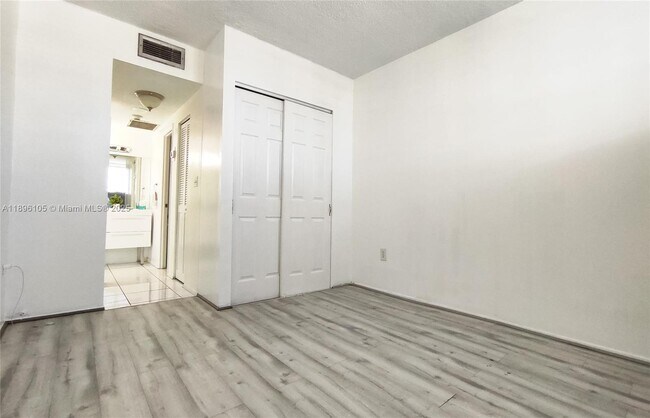 Building Photo - 500 Bayview Dr