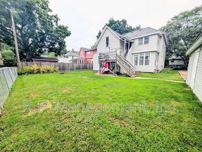 Foto del edificio - 2048 Carroll Ave