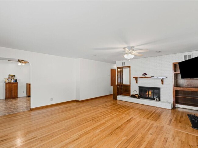 Foto del edificio - Spacious 3-Bedroom Home with Oversized Garage Space!