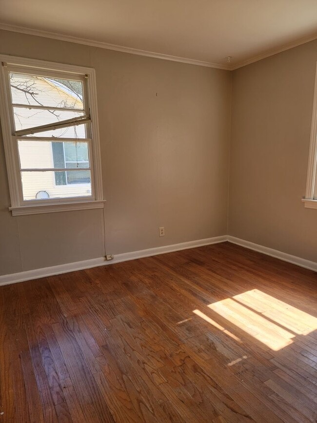 Building Photo - 144-146e