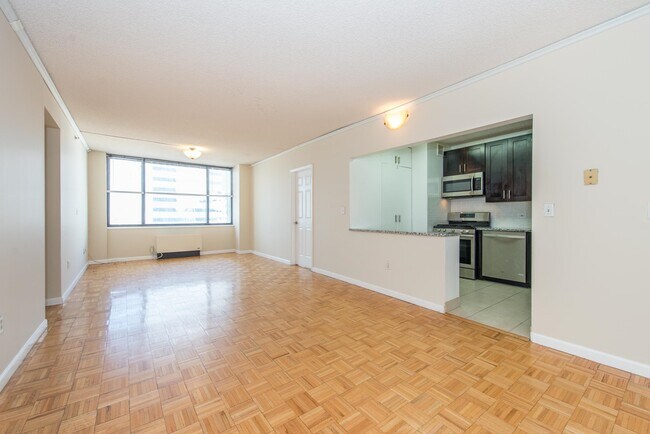 Building Photo - 45 River Dr S